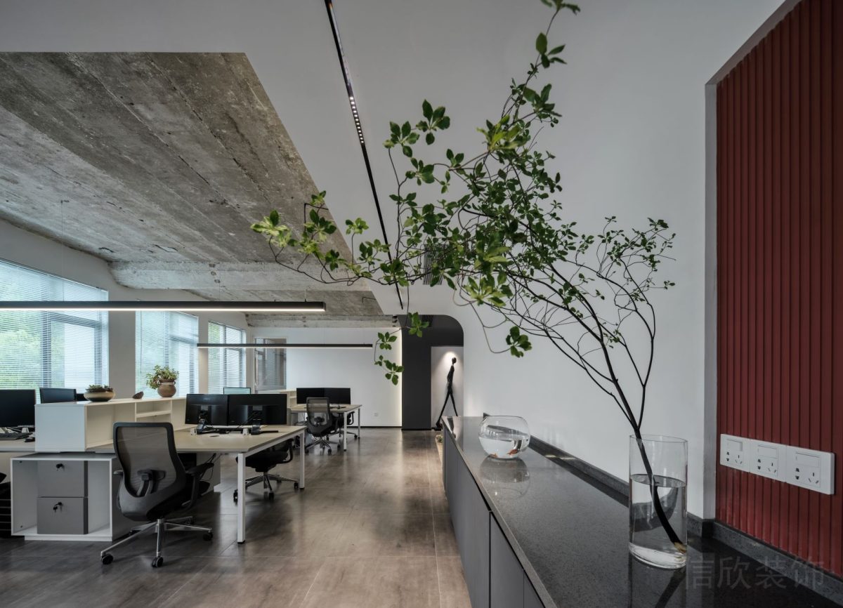 紅色鏤空隔斷墻體條紋效果圖裝修直線式長桌黑色茶水間工作區(qū)設(shè)計圖辦公室