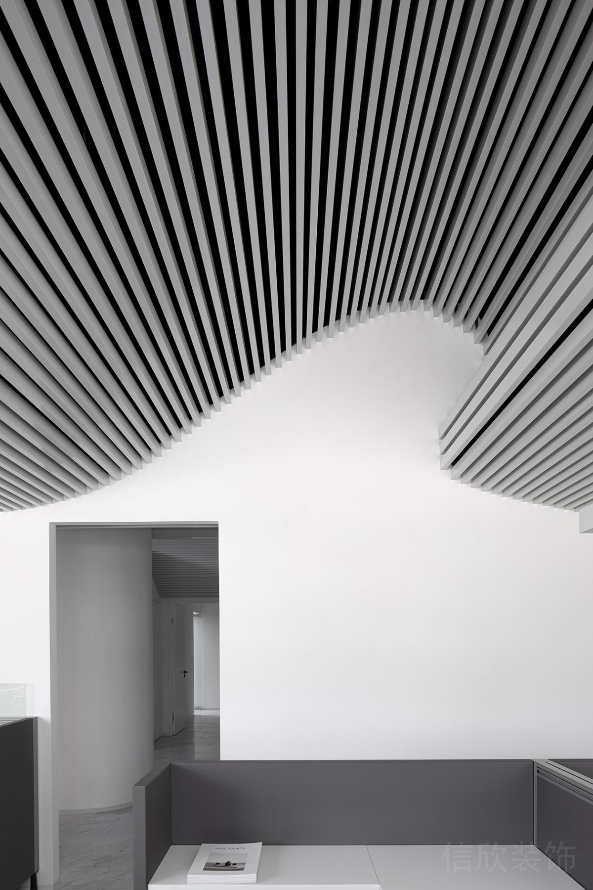 弧線設(shè)計(jì)天花鏤空設(shè)計(jì)圖辦公室直線式座椅辦公室