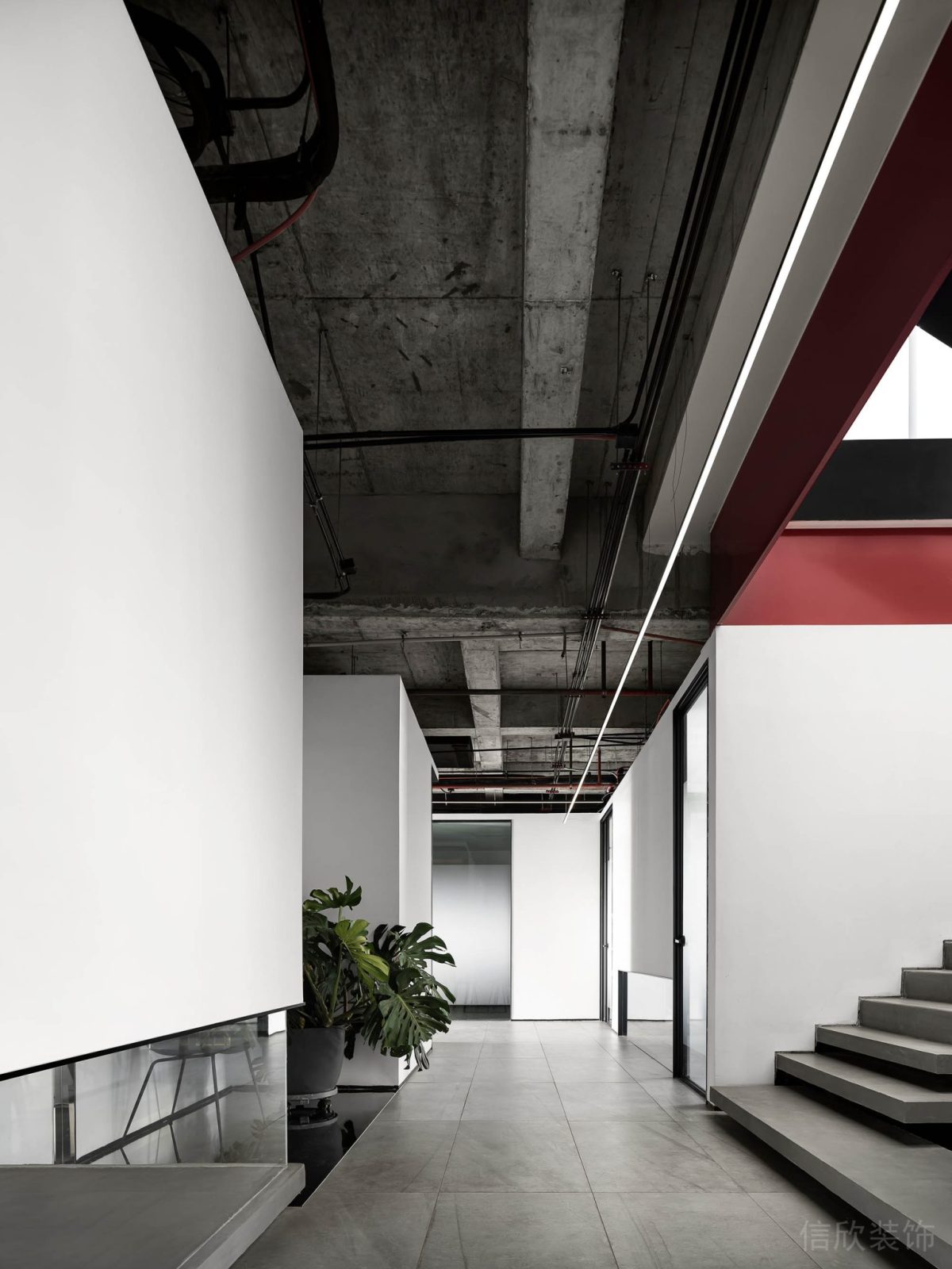 階梯式過道灰色調高級感辦公室工業(yè)風裝修直線式瓷磚效果圖
