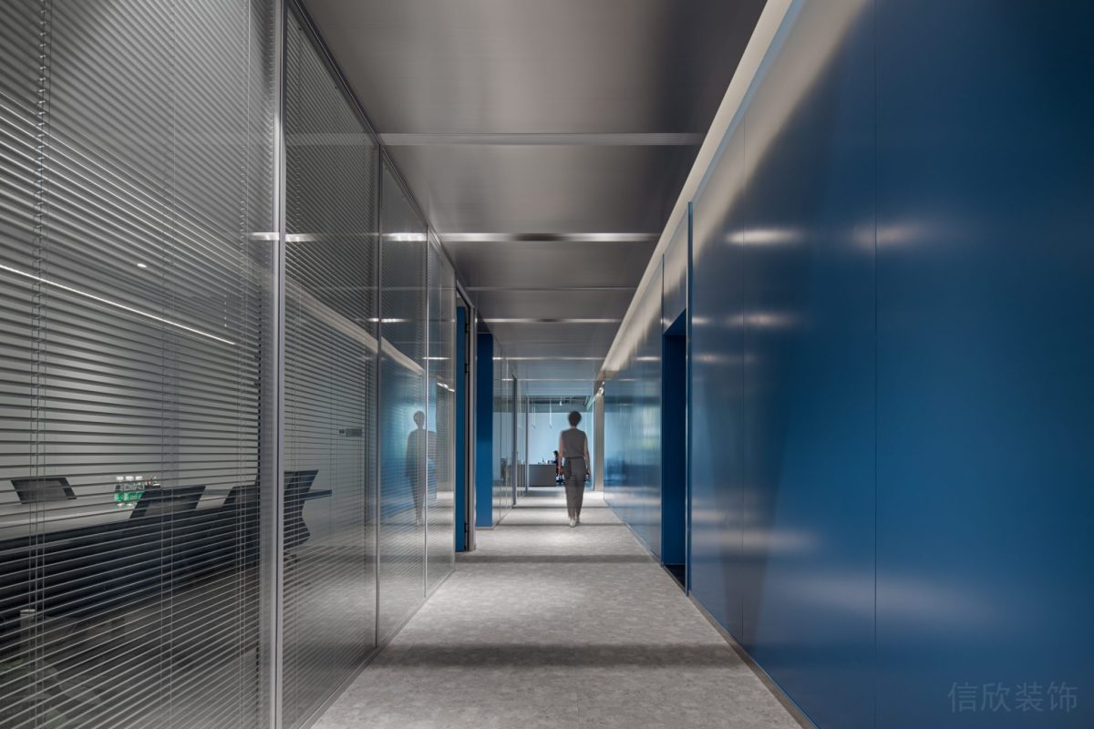 藍(lán)色設(shè)計(jì)墻體效果圖裝修百葉窗設(shè)計(jì)過道辦公室