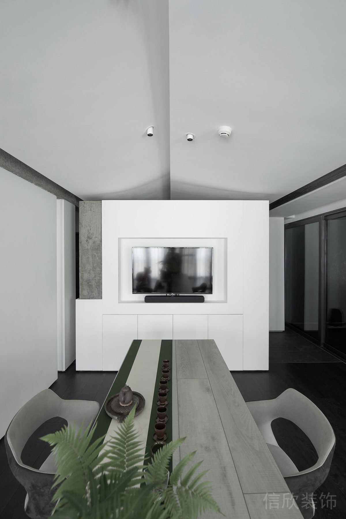 洽談室茶藝室裝修白色收納墻體設(shè)計(jì)效果射燈木飾面裝修