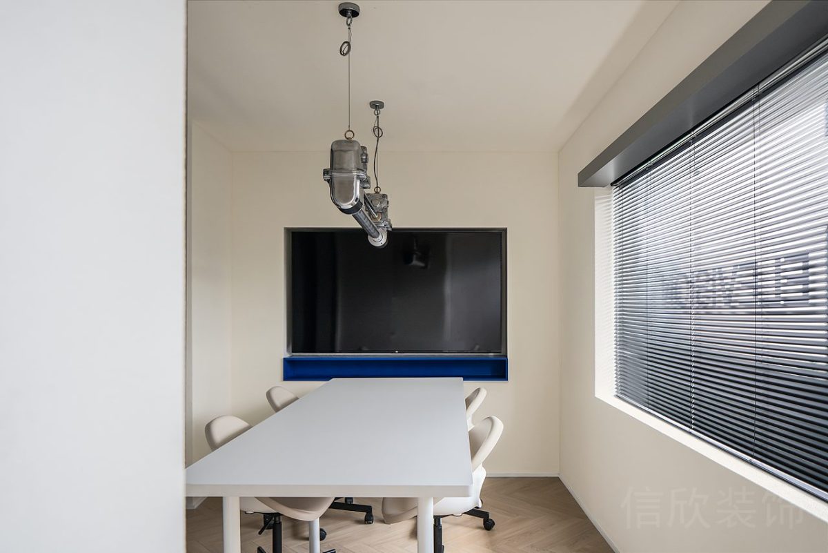 天花金屬吊頂燈飾設(shè)計(jì)直線式白色長(zhǎng)桌效果內(nèi)嵌式顯示屏效果