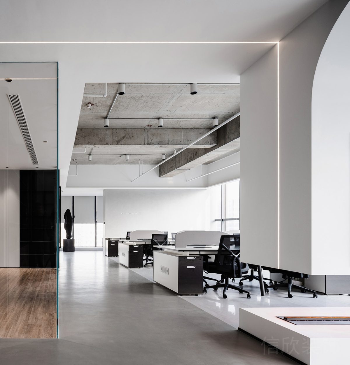 現(xiàn)代簡約風辦公室射燈天花墻磚裸露效果辦公室pvc地板過道效果圖裝修