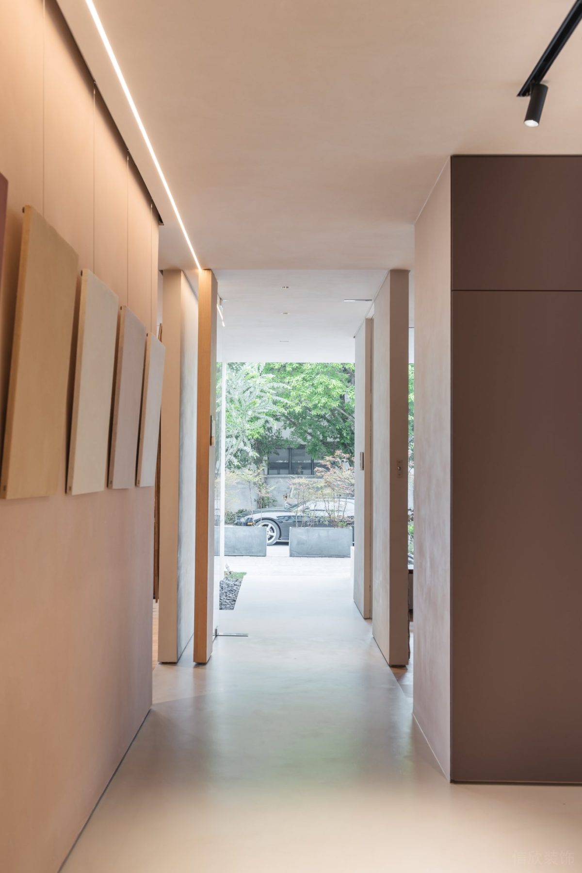 現(xiàn)代簡(jiǎn)約風(fēng)辦公室裝修木飾面裝飾效果射燈天花