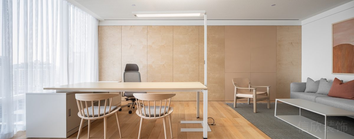 原木風(fēng)辦公室裝修效果圖地毯總裁辦公室裝修簡約燈飾工作桌一體式設(shè)計