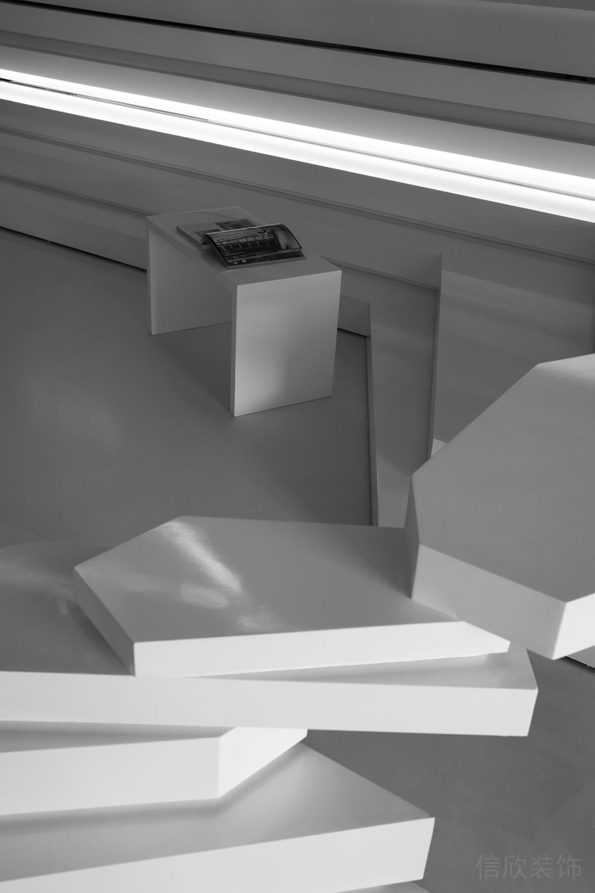 白色階梯過道不規則設計裝修燈帶墻體內嵌式效果辦公室