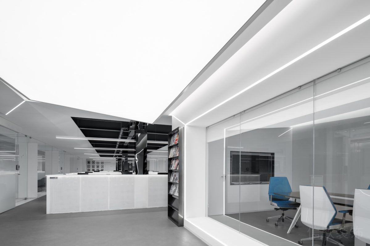 黑白經(jīng)典色系深圳現(xiàn)代·辦公室裝修玻璃隔斷會議室走廊設計圖天花燈飾效果