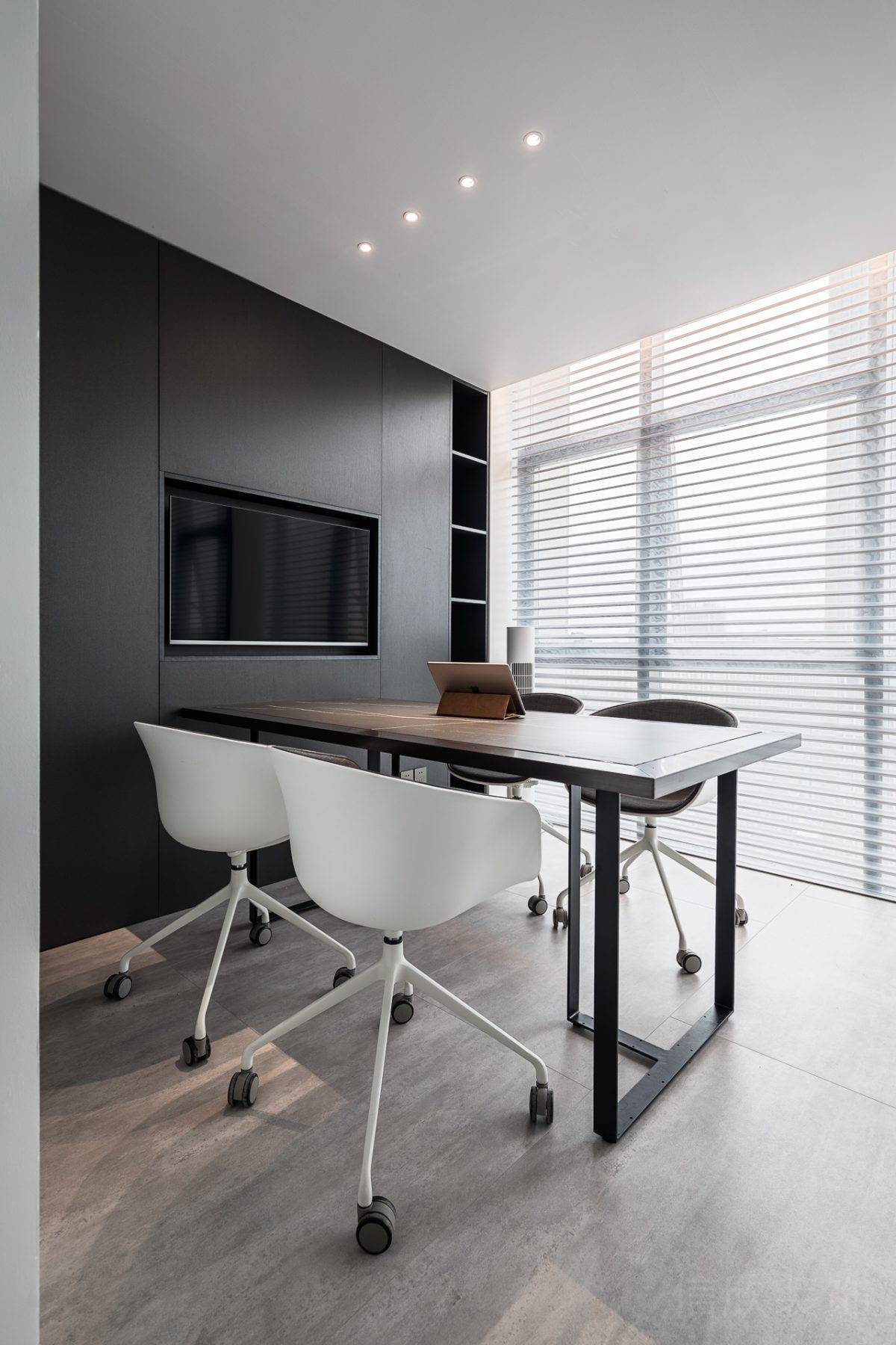 木質(zhì)工作桌會(huì)議室小型空間深圳工作室裝修現(xiàn)代簡約風(fēng)墻體內(nèi)嵌式顯示屏效果