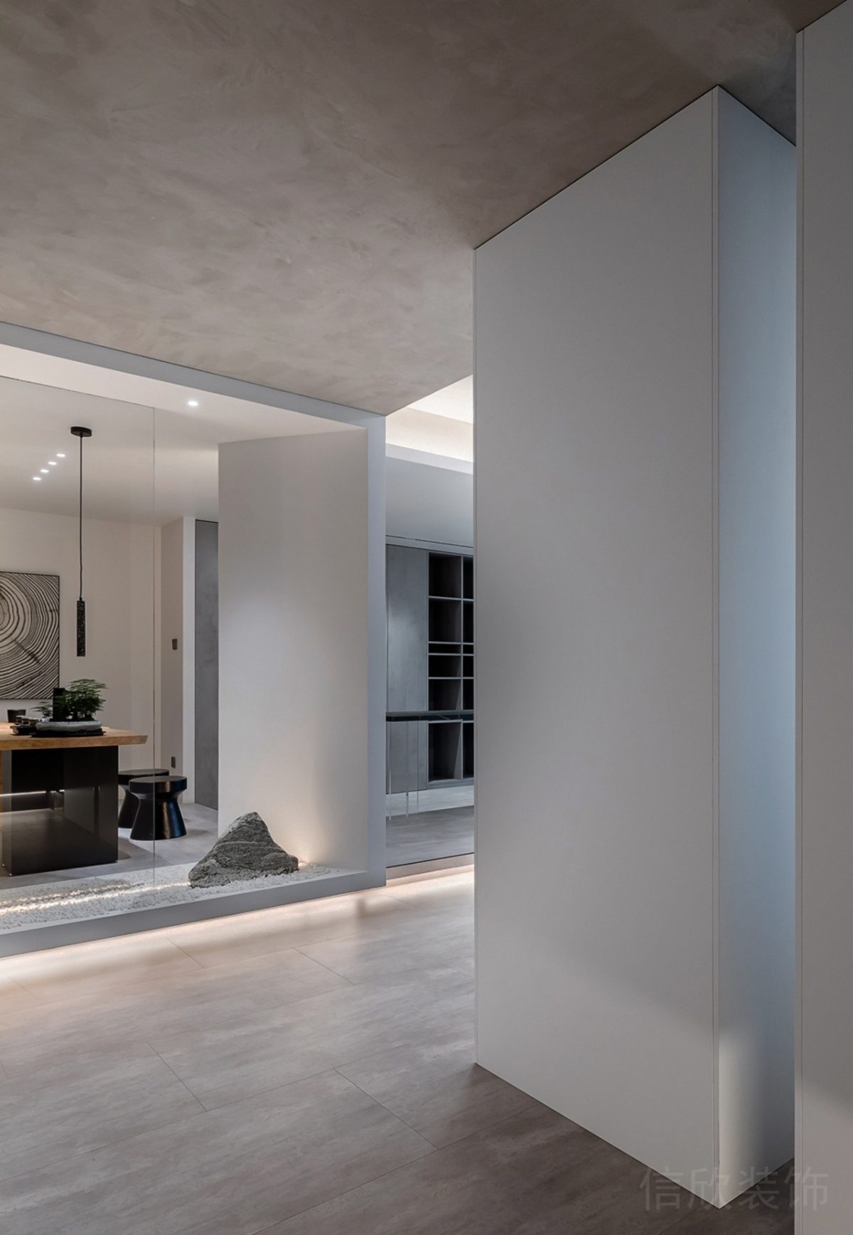 木質(zhì)工作桌設(shè)計(jì)地臺(tái)設(shè)計(jì)過道拐角效果辦公室裝修燈帶裝飾