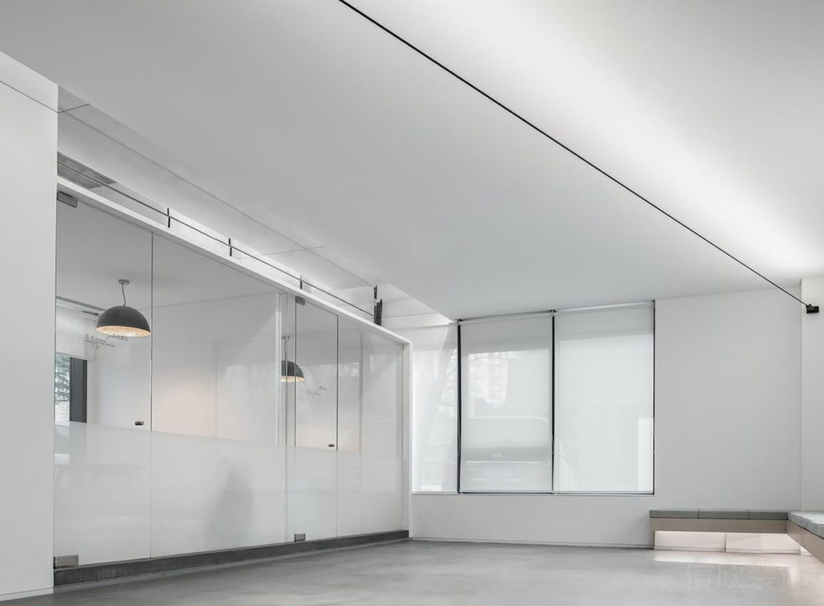 現(xiàn)代簡約風辦公室白色半墻磨砂·隔斷玻璃墻體大廳過道設計效果