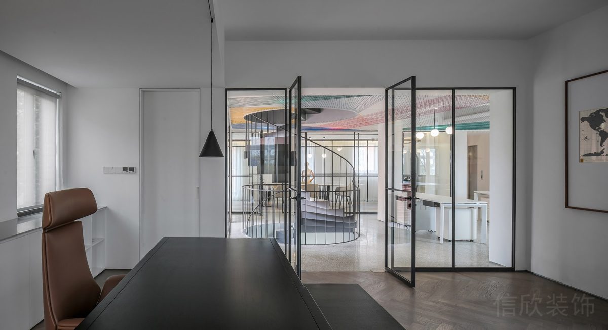 旋轉(zhuǎn)樓梯過道玻璃平推門設(shè)計總裁辦公室裝修效果黑色工作桌設(shè)計圖