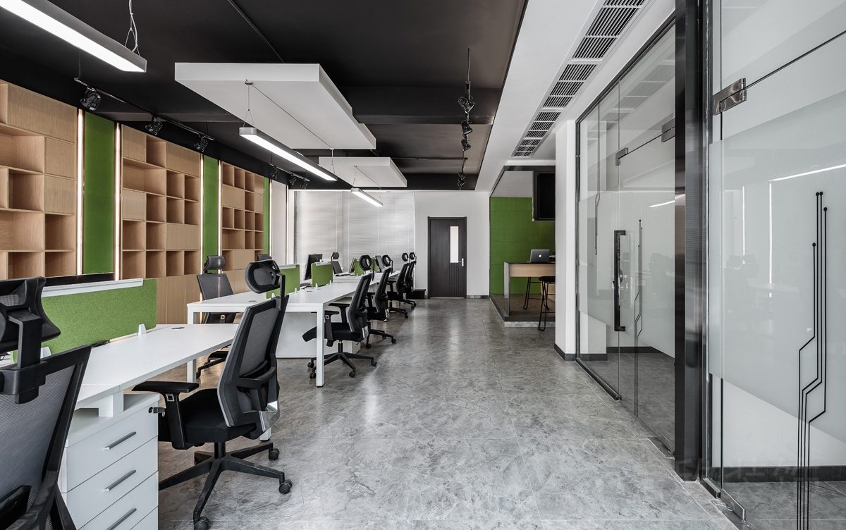 辦公室裝修設(shè)計(jì)效果過道玻璃隔斷黑色天花吊頂現(xiàn)代簡約風(fēng)工作室