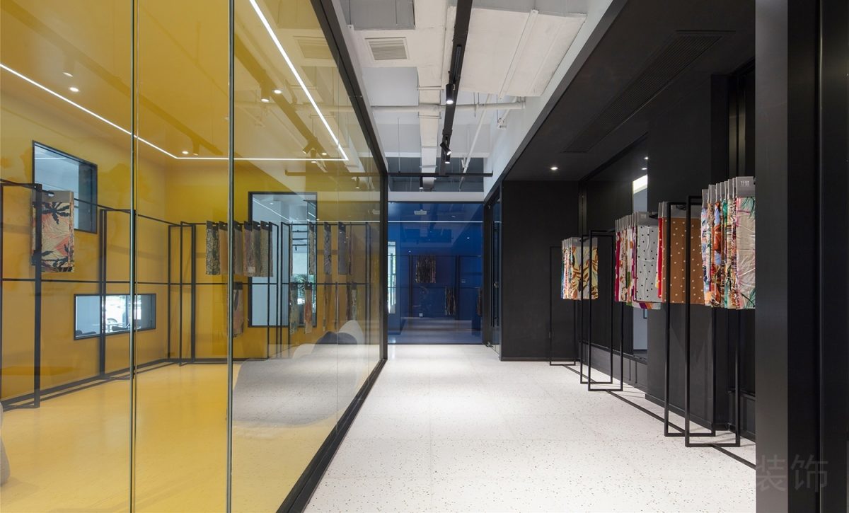 對稱式過道辦公室裝修圖現(xiàn)代簡約風色彩撞色搭配效果