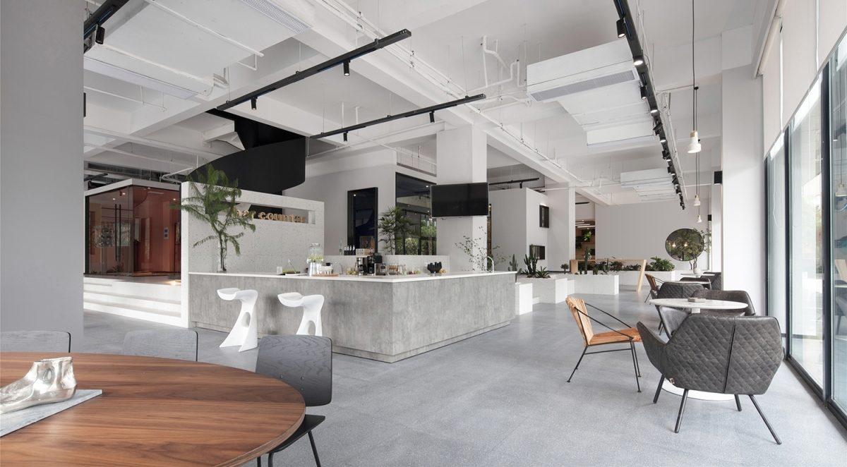 過道交界處辦公室裝修設(shè)計效果休息區(qū)現(xiàn)代簡約風半墻隔斷茶水間黑色金屬燈飾效果