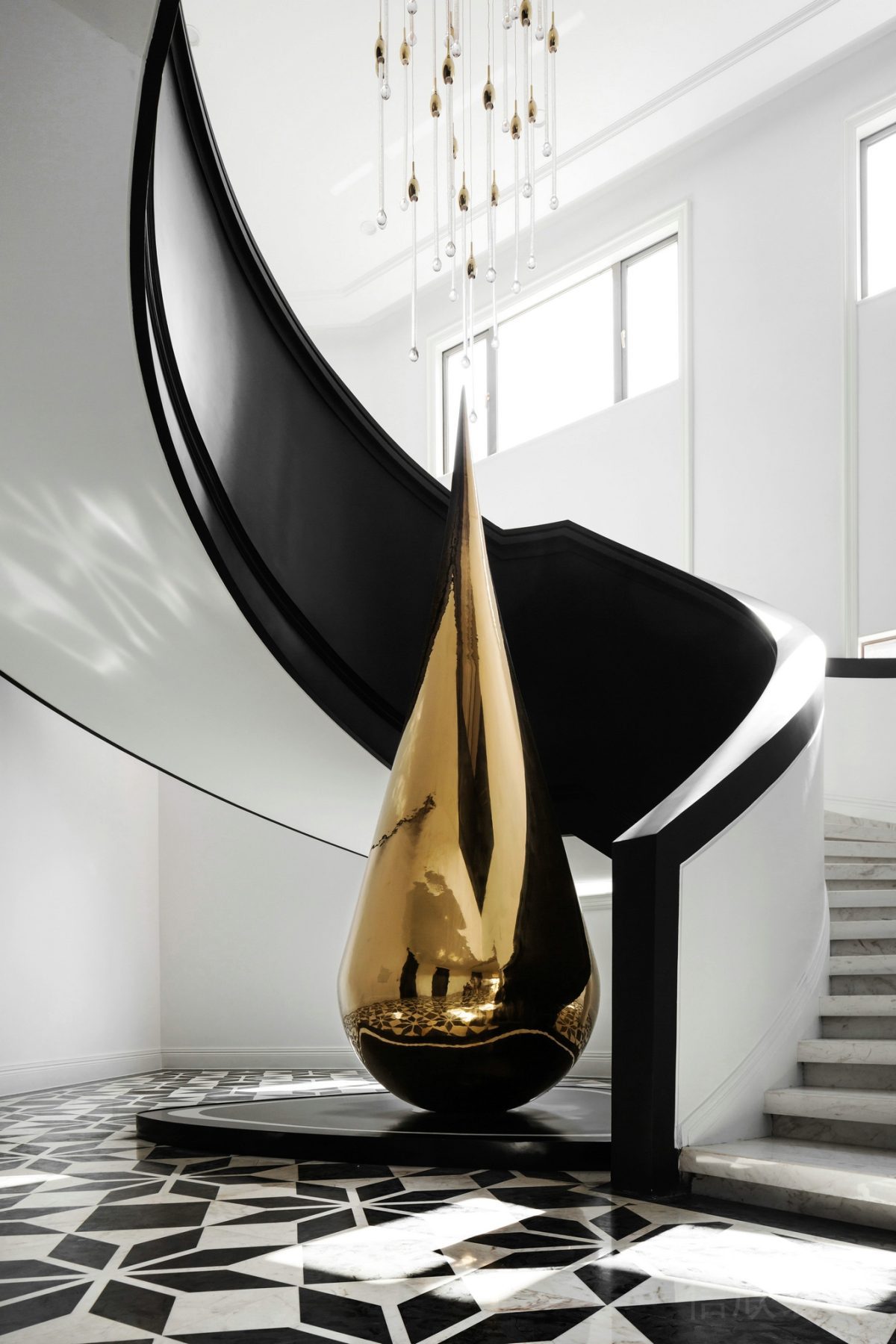 黑白色調(diào)現(xiàn)代裝修設計鎏金藝術裝置效果法式宮廷風效果天花水晶吊頂