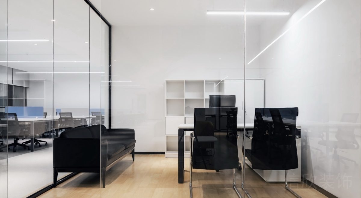 黑色沙發(fā)裝修設(shè)計效果玻璃隔斷會議室裝修黑白色調(diào)木質(zhì)地板