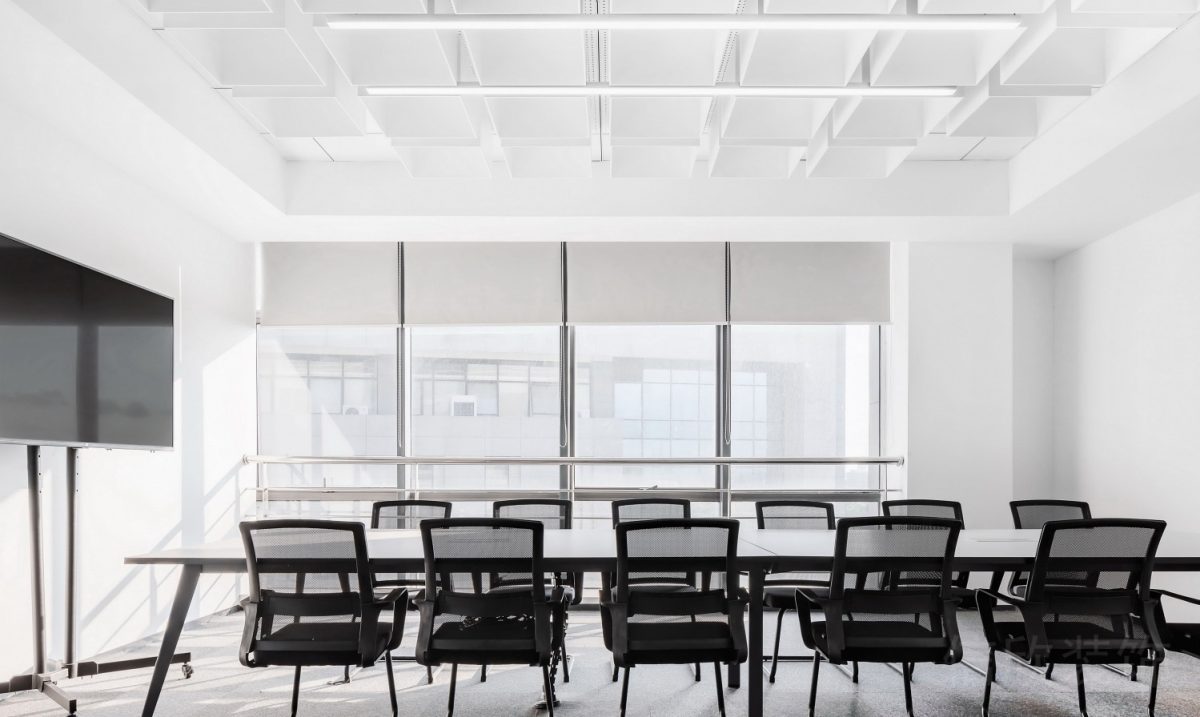 會議室裝修設(shè)計黑白色調(diào)玻璃隔斷效果圖白色裝修設(shè)計