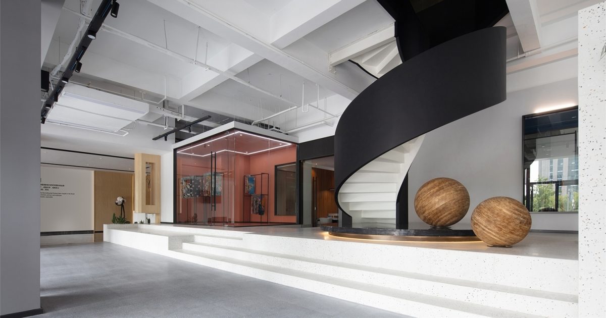 階梯式辦公室裝修效果圖黑白色調(diào)現(xiàn)代簡約風設(shè)計玻璃隔斷工作室設(shè)計