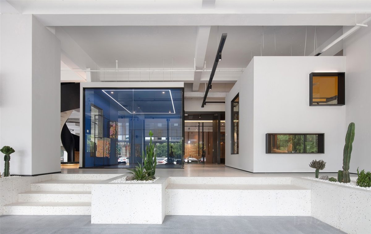 藍色玻璃獨立分割空間過道階梯式辦公室裝修設(shè)計