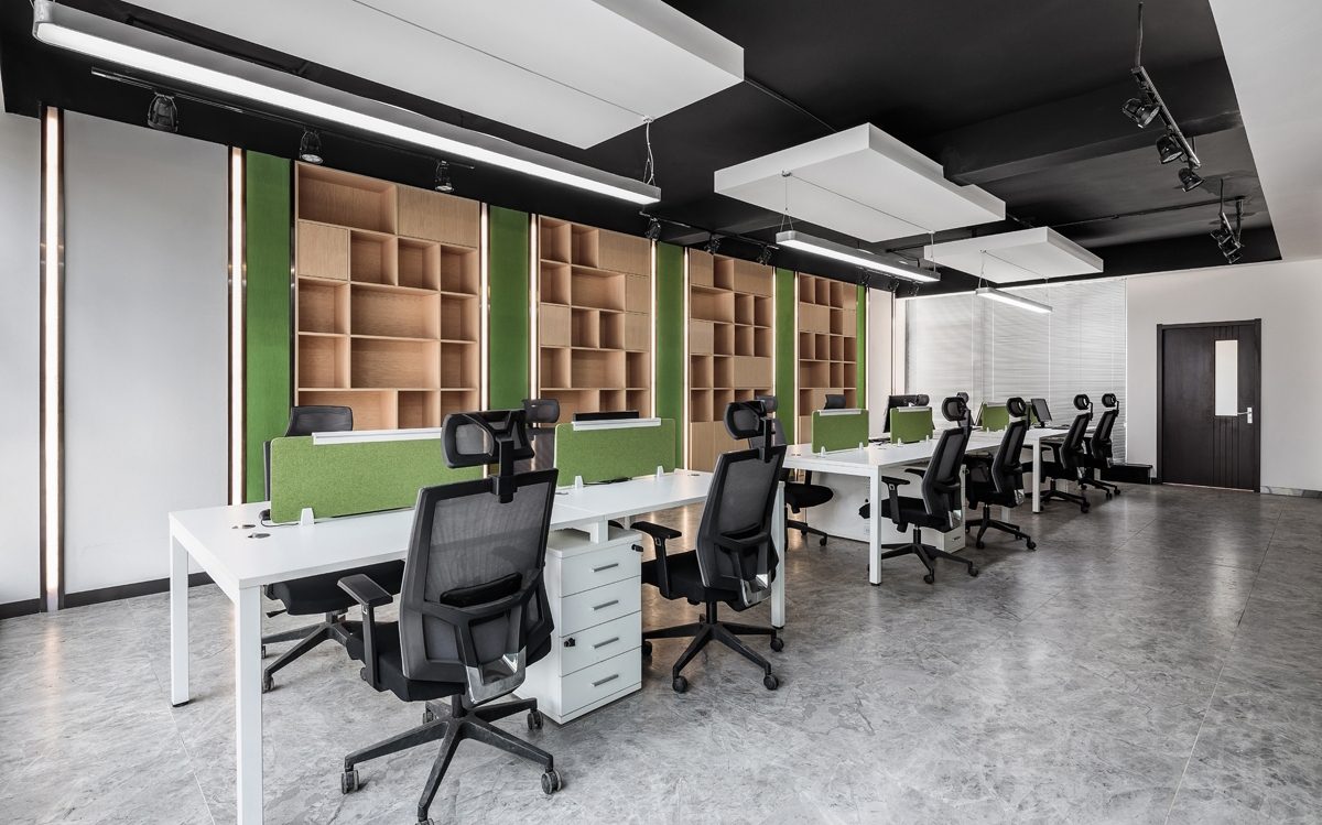 木質(zhì)墻體收納柜內(nèi)嵌式多功能設(shè)計(jì)效果工位面對(duì)面開放式工作區(qū)黑白色調(diào)設(shè)計(jì)圖