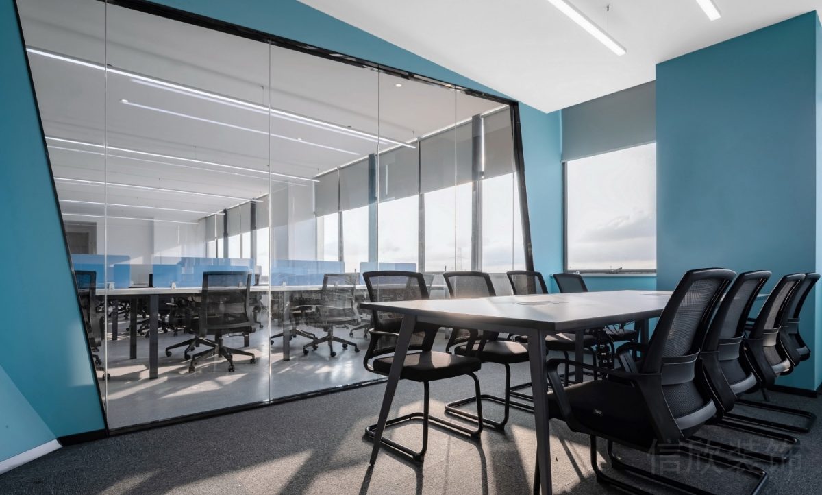 深圳辦公室裝修設(shè)計天藍(lán)色辦公室會議室效果玻璃隔斷