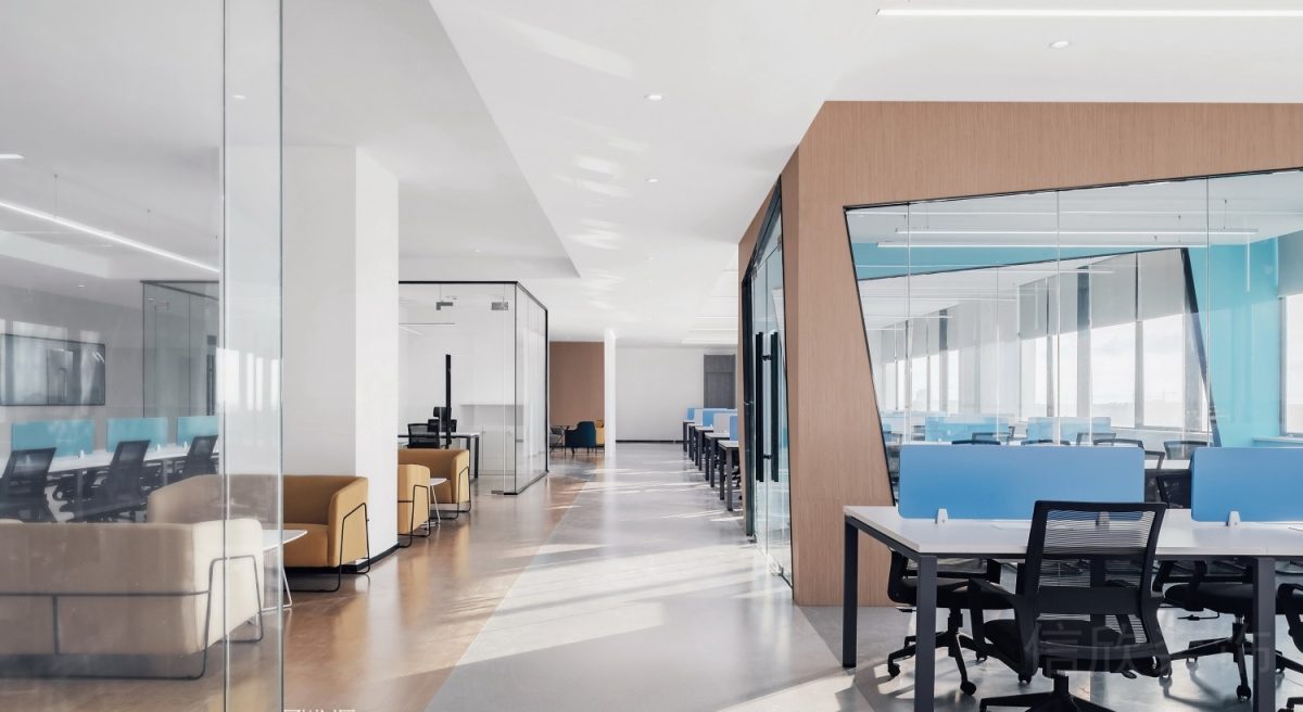 原木風(fēng)辦公室裝修設(shè)計效果木質(zhì)墻體設(shè)計圖過道