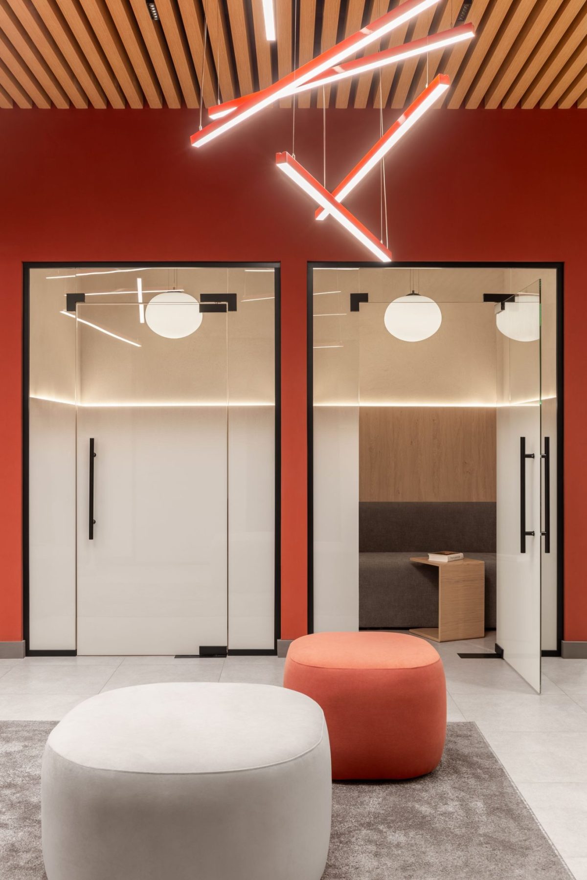 辦公室紅色墻面裝修設計