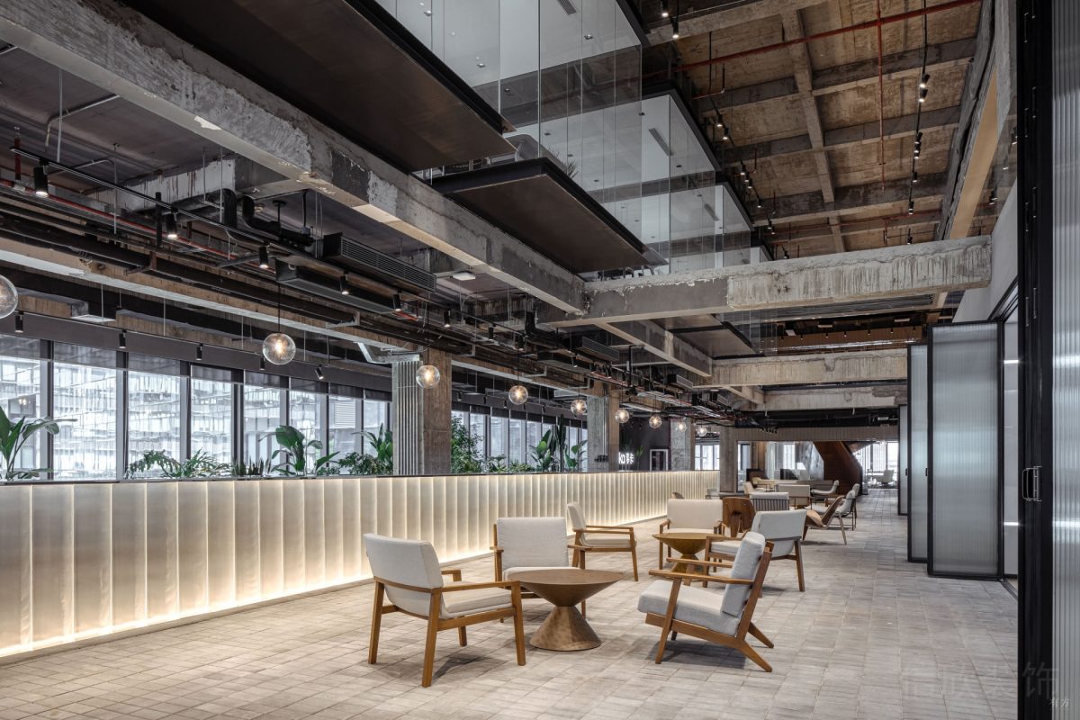 極致省錢辦公室休息區裝修,門口黑色折疊玻璃推拉門