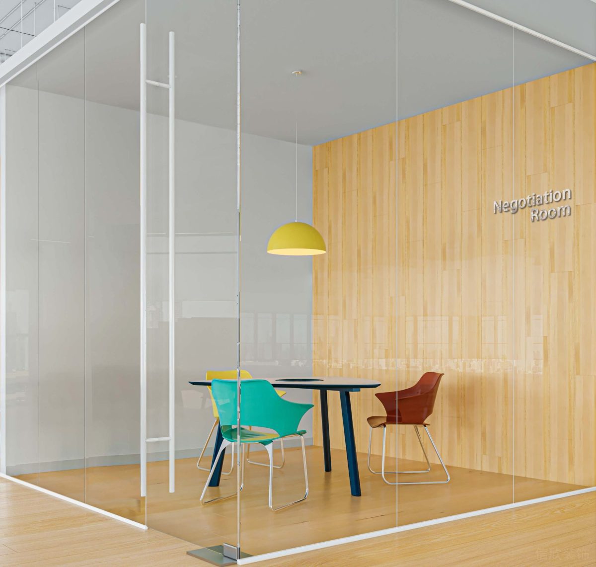 洽談室裝修黃色的木地板墻地一體